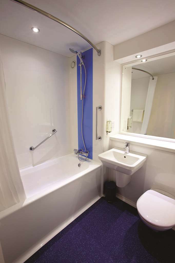 Travelodge Birmingham Airport Room photo